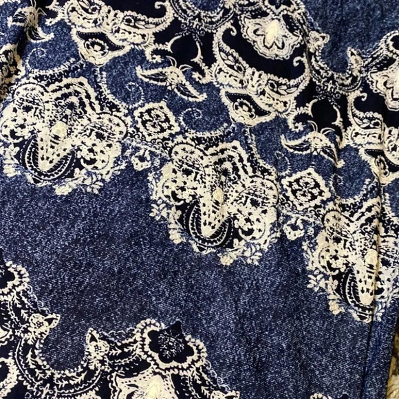 Blue and White Floral Per Seption Concept Tank Top - Picture 2 of 4